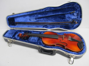 lot 285 image: Vintage West German Hand Made Stradivarius Copy Violin wCase