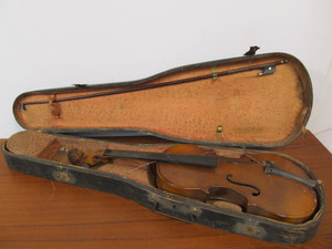 lot 316 image: Antique Violin wCase & Bow