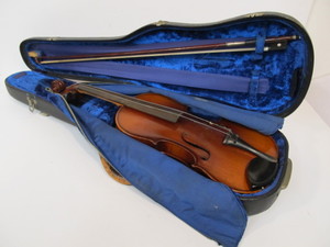 lot 317 image: Antique Violin wCase & Bow