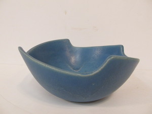 lot 321 image: Nice Vintage Deco Art Pottery Bowl w Matte Blue Glaze