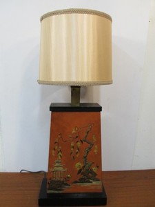 lot 322 image: Vintage Mid Century Hand Painted Oriental Wood Table Lamp
