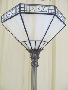 lot 146 image: Signed Vintage Style DALE TIFFANY Slag Glass Torchiere Floor Lamp