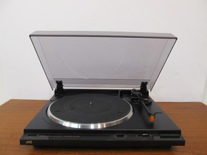 lot 326 image: Vintage JVC Turntable & Fisher Cassette Deck