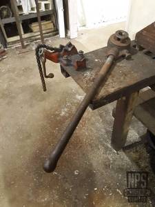 lot 61 image: Pipe Clamp and Rigid Manual Pipe Threader Model 12-R