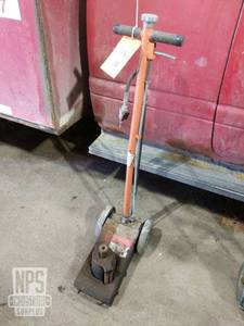 lot 39 image: Heavy Equipment Air Operated Floor Jack