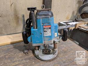 lot 127 image: Makita Model 3612 Router