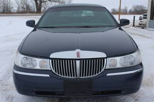 1999 Lincoln Town Car Limousine - 2 Owners -