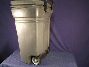 Rubbermaid Garbage Can&nbsp