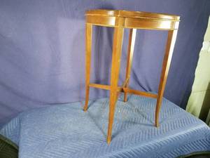 Antique Round Table&nbsp