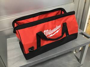 lot 5 image: MILWAUKEE Large Red Zippered DuffleTool Bag