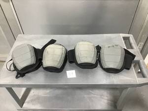 lot 39 image: HUSKY Knee Pads - Lot of two pairs