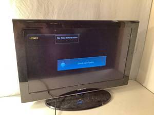 lot 7 image: 32 inch Samsung Flat Screen TV