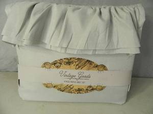 lot 27 image: New Queen Sheet Set