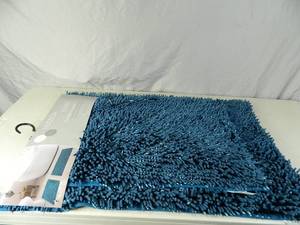 lot 113 image: New 2 Piece Bath Rug Set