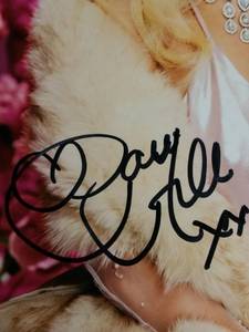 lot 3 image: Paris Hilton Signed 8x10 Photo (JSA COA)