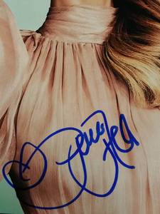 lot 4 image: Paris Hilton Signed 8x10 Photo (JSA COA)