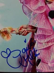 lot 6 image: Paris Hilton Signed 8x10 Photo (JSA COA)