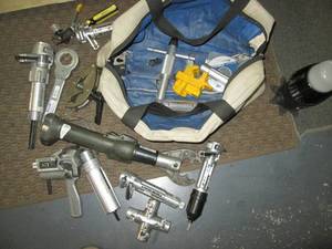 lot 21 image: Bag of utility wire strippers and o...