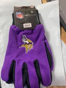 lot 14 image: One Pair Minnesota Vikings Utility Gloves
