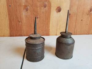 lot 7 image: 2 Vintage Oil Cans