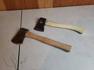 lot 8 image: 2 Hatchets