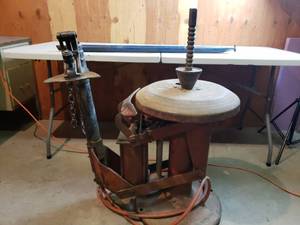 lot 14 image: Older Tire Changer