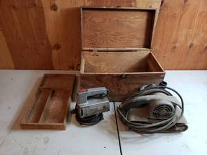 lot 26 image: Older Craftsman Belt Sander, Cummins Jig Saw in Wood Box