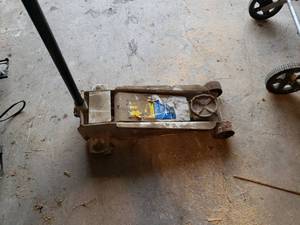 lot 43 image: 3 12 Ton Jack - Broken Wheel