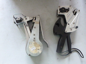 lot 29 image: 2 Price Guns