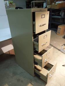 lot 39 image: 4 Drawer File Cabinet