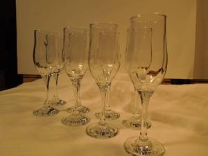 lot 66 image: 8 WineChampagne Goblets - Beautiful