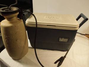 lot 62 image: Igloo Cooler & Large Lawn Sprayer