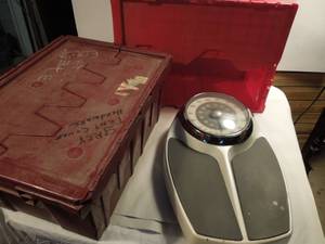lot 101 image: 2 Storage Totes, Bathroom Scale