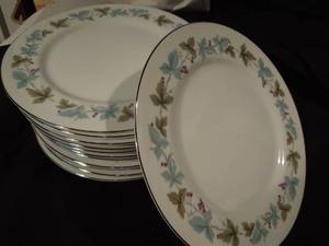 lot 18 image: 12 8 Holly Vintage Dessert Fine China Plates made in Japan
