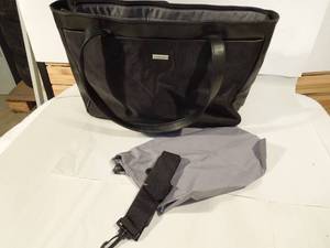 lot 21 image: Black SOLO Attache with shoe bag & strap