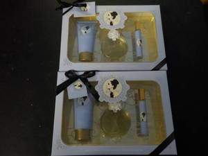 lot 47 image: set of 2 Ariana Grande Fragrance Gi...