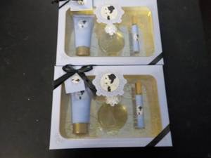 lot 48 image: set of 2 Ariana Grande Fragrance Gi...
