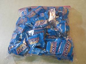 2 Pounds of Snickers Crisper Fun Si...