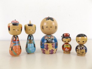 lot 1 image: Lot of 5 Vintage Hand Painted Wood Asian Kokeshi Dolls