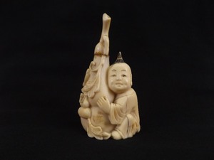 lot 2 image: Antique Asian Bone Carved Netsuke