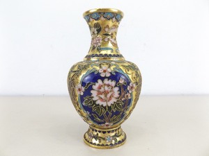 lot 6 image: Vintage 8 Asian Cloisonne Vase