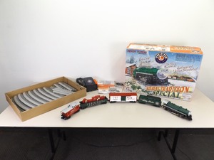 lot 18 image: Lionel Holiday Tradition Special Christmas Train Set in Original Box