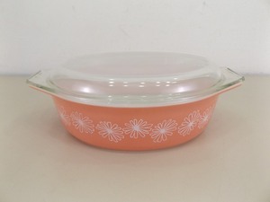 lot 45 image: Vintage Pyrex Pink Daisy, 2.5 Qt. Oval Casserole #045