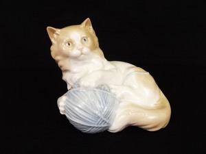 lot 48 image: Retired 1978 Lladro NAO Playful Cat with Yarn Figurine