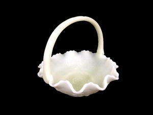 lot 46 image: Fenton Custard Glass 8 Basket