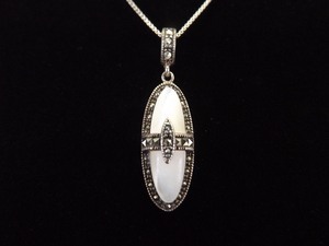 lot 58 image: .925 Sterling Silver Art Nouveau Mother of Pearl Cabochon Pendant Necklace