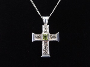 lot 85 image: .925 Sterling Silver Art Nouveau Peridot Cross Pendant Necklace