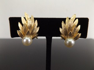 lot 98 image: Vintage Trifari Gold Tone Pearl Leaf Clip Earrings