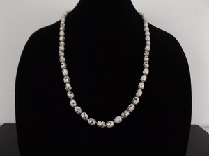 lot 91 image: Vintage 27 White Flower Cloisonne Bead Necklace