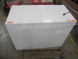 lot 109 image: Frigidaire 8.7-cu ft Chest Freezer (White) FFFC09M1RW